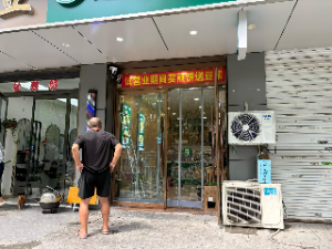 安防器材。监控摄像头属于安防器材，所以保定去安防器材经销部去买监控摄像头。监控摄像头是一种半导体成像器件，具有灵敏度高、抗强光、畸变小、体积小、寿命长、抗震动等优点。